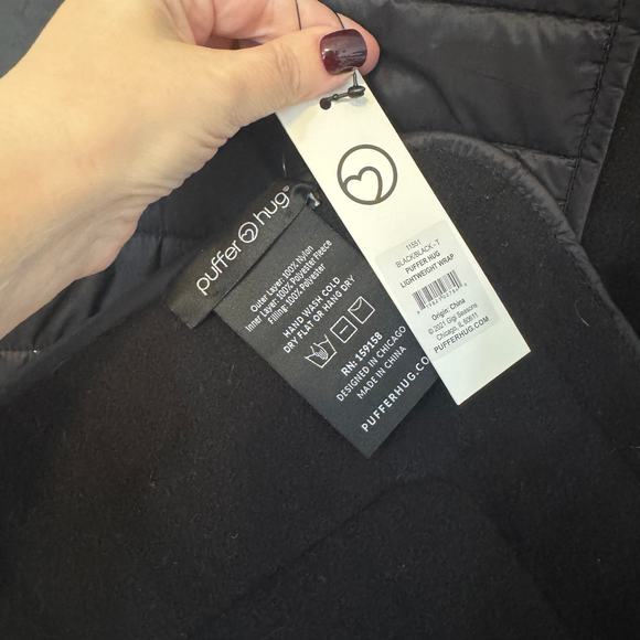 NWT Puffer Hug Lightweight Scarf Wrap with Pockets In Black Unisex - Picture 3 of 4